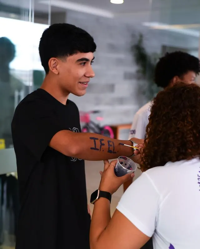 Aluno com IF escrito no braço