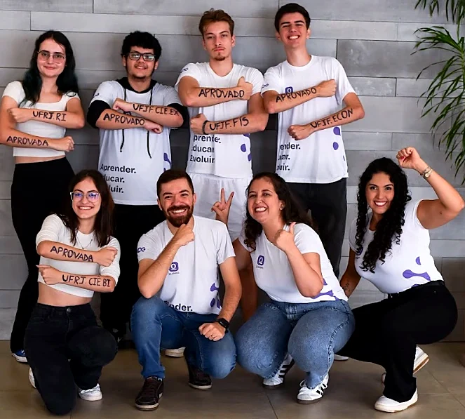 Professores do Quarks com alunos aprovados na UFJF e na UFRJ